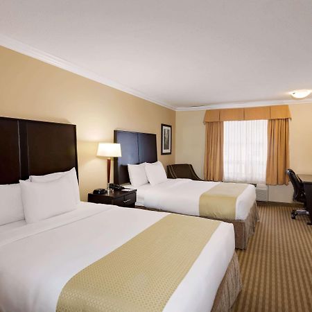 Ramada By Wyndham Cold Lake Екстер'єр фото