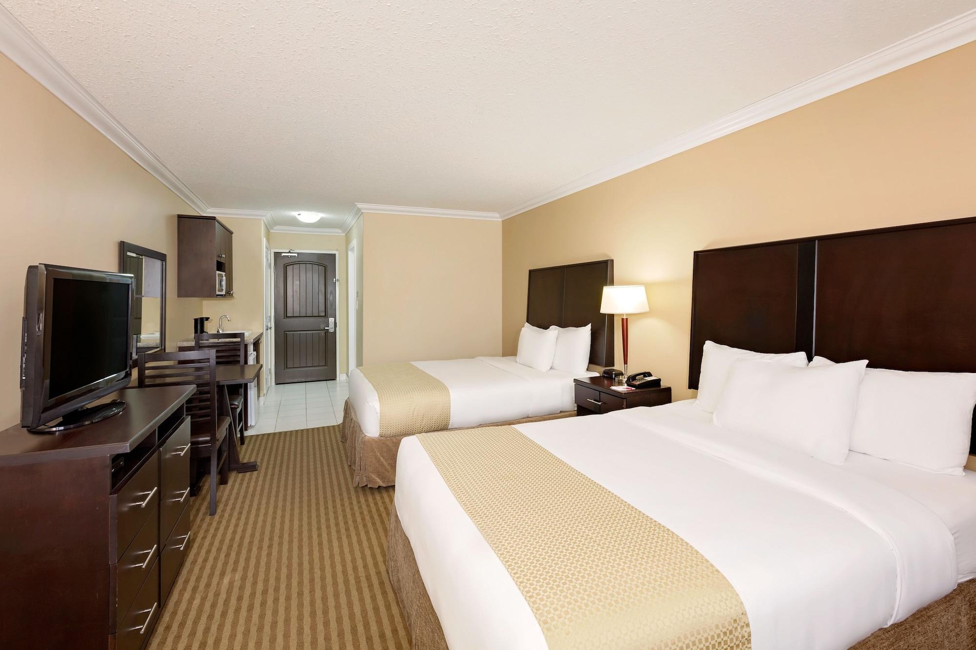 Ramada By Wyndham Cold Lake Екстер'єр фото