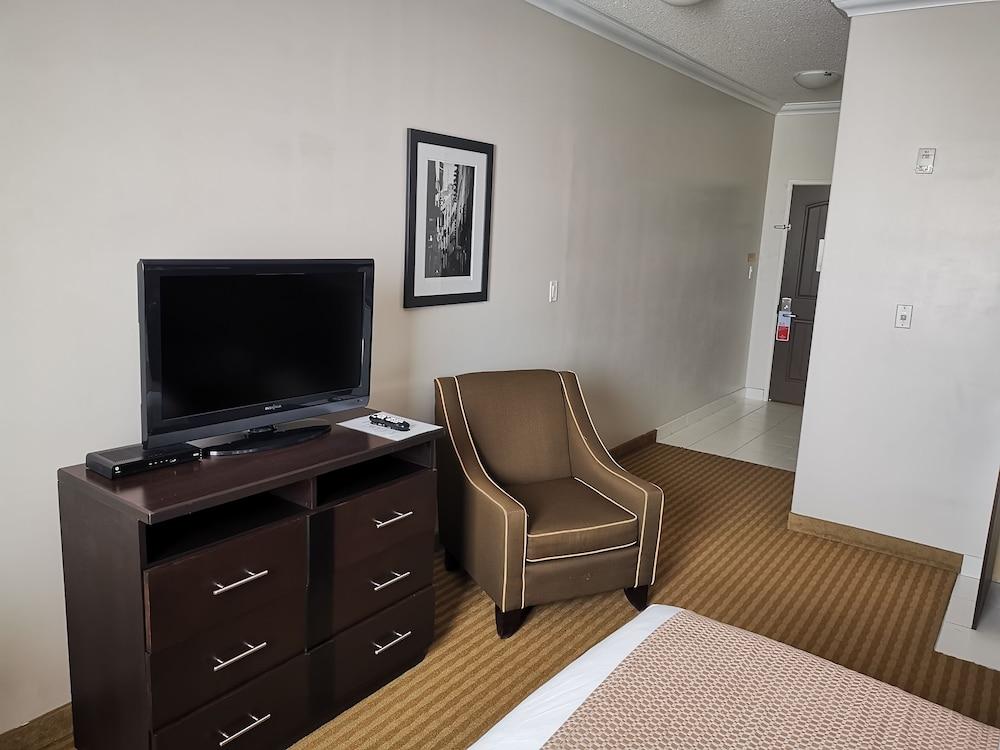Ramada By Wyndham Cold Lake Екстер'єр фото