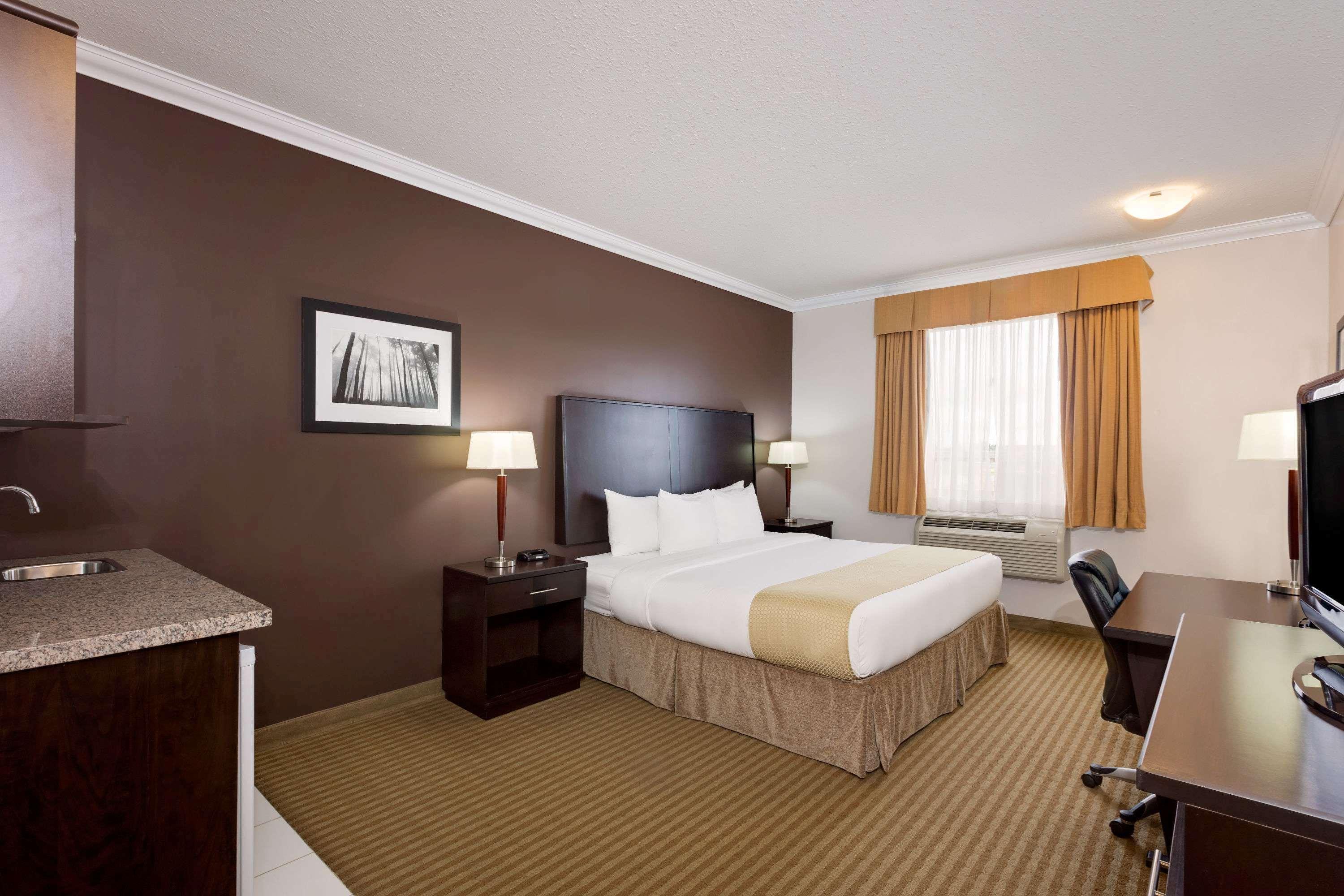 Ramada By Wyndham Cold Lake Екстер'єр фото
