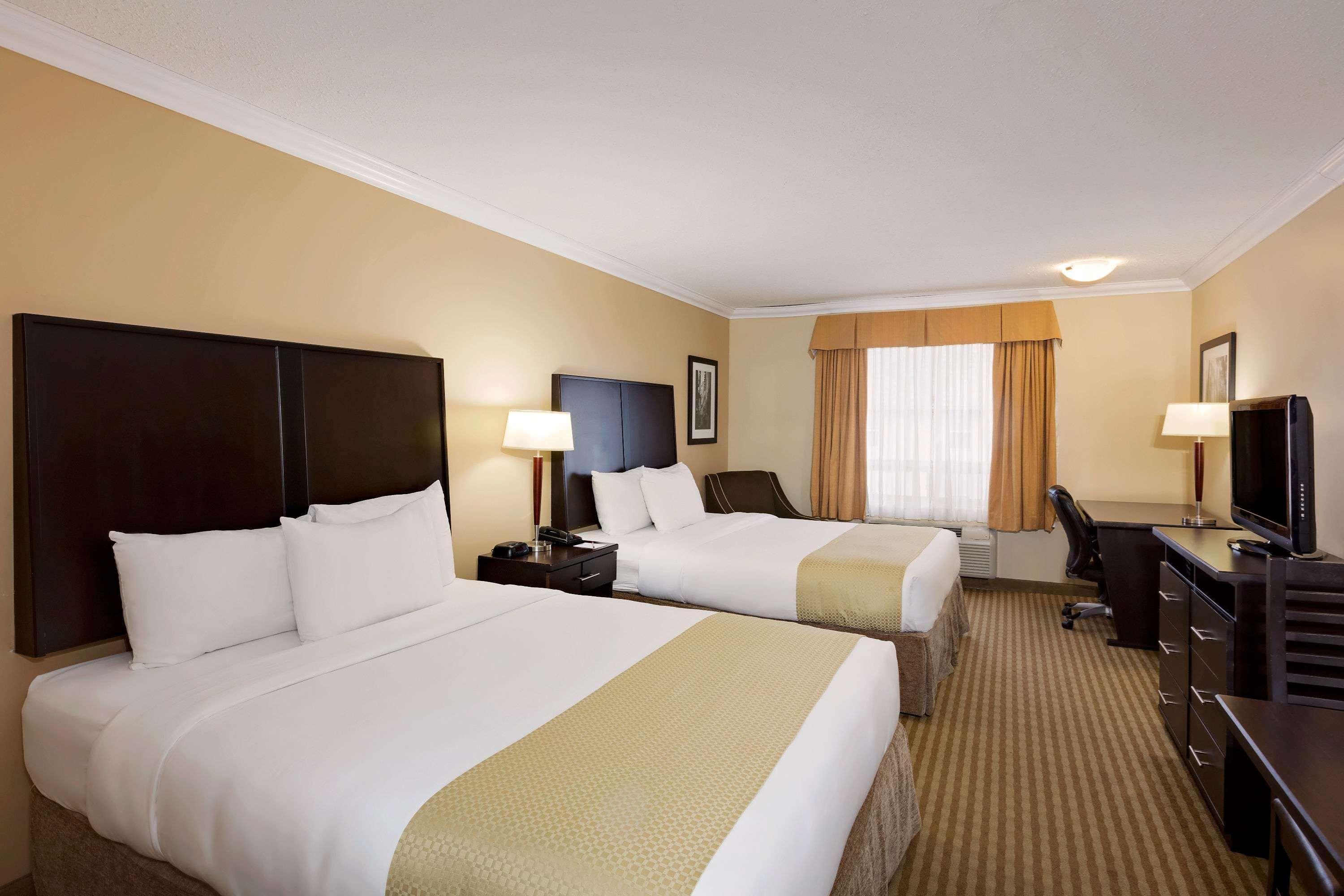 Ramada By Wyndham Cold Lake Екстер'єр фото