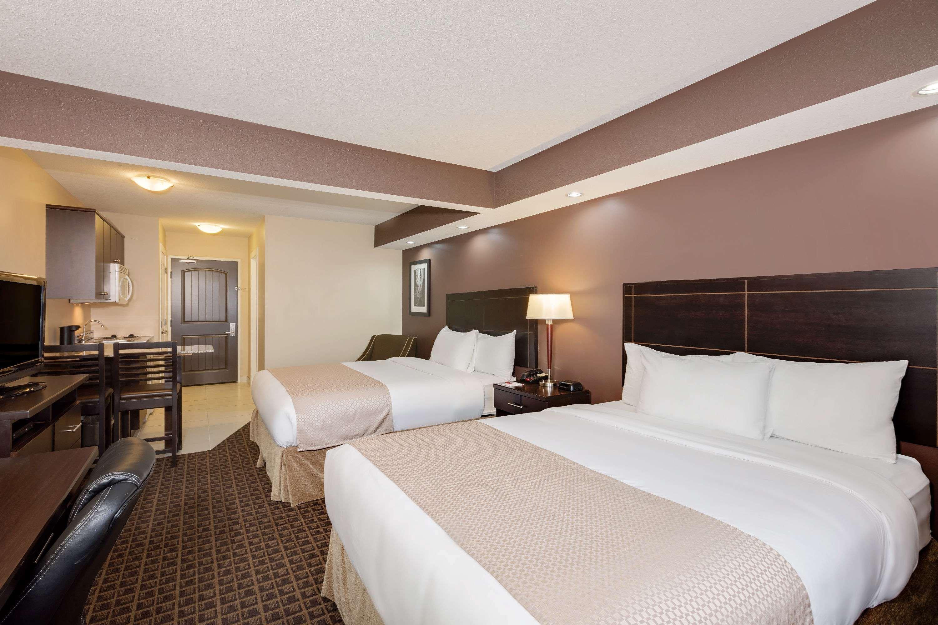 Ramada By Wyndham Cold Lake Екстер'єр фото