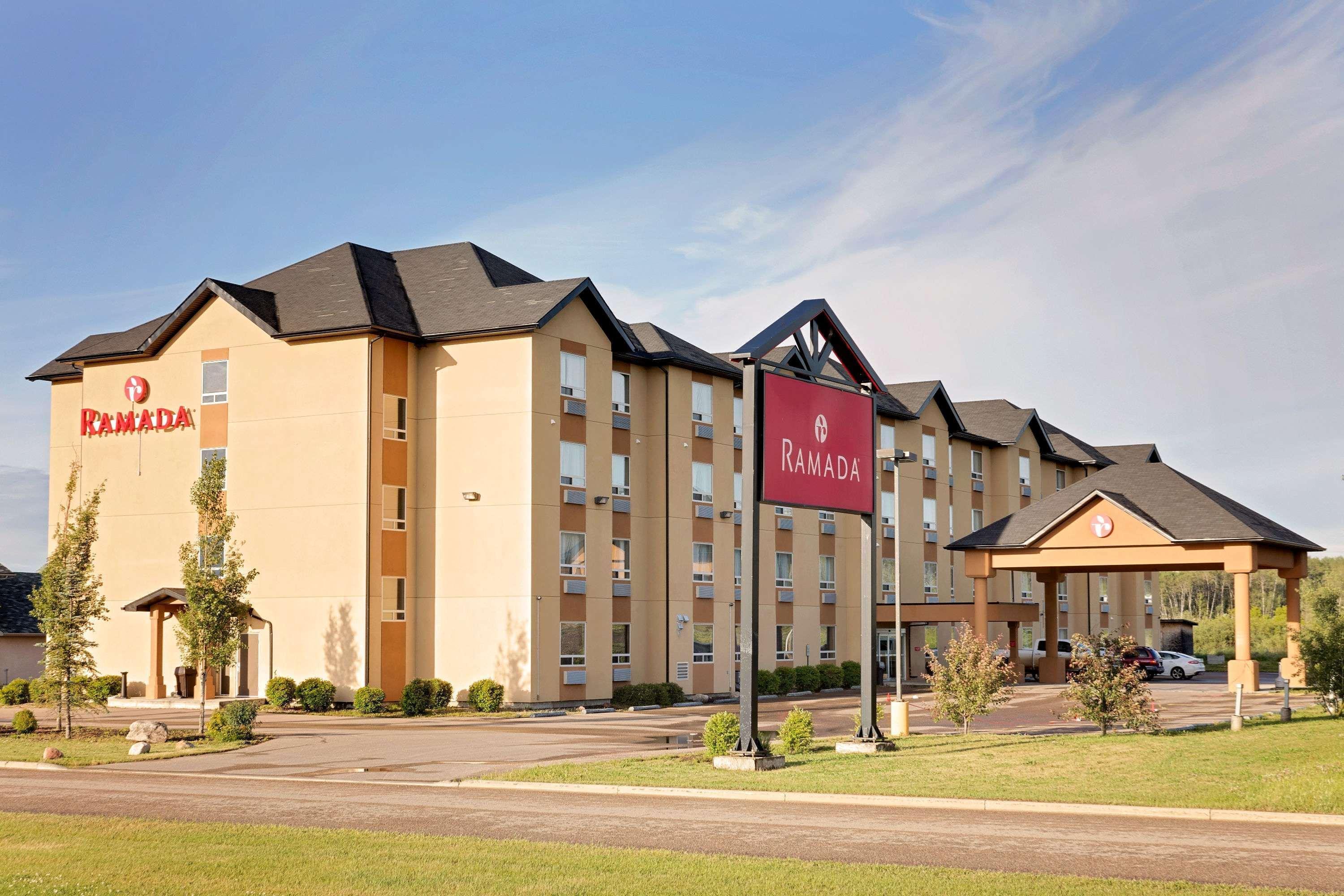 Ramada By Wyndham Cold Lake Екстер'єр фото
