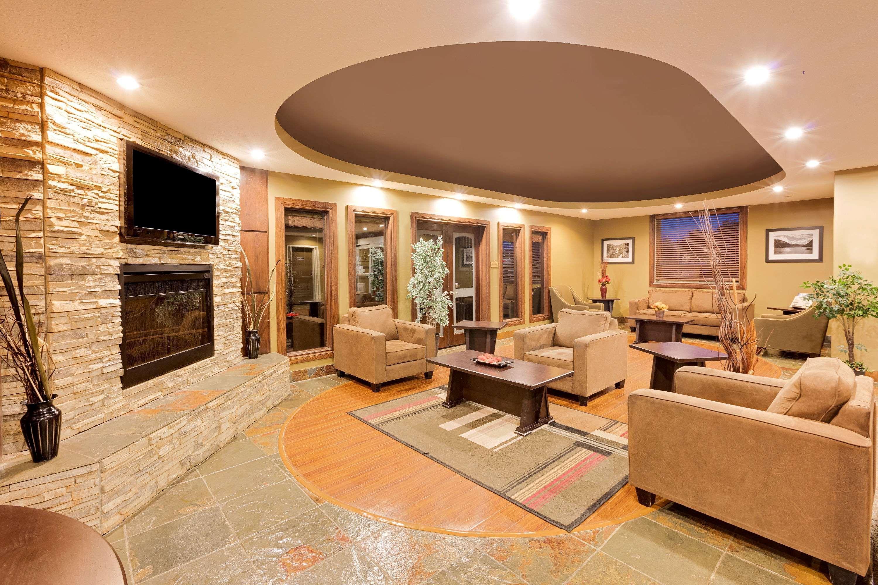 Ramada By Wyndham Cold Lake Екстер'єр фото