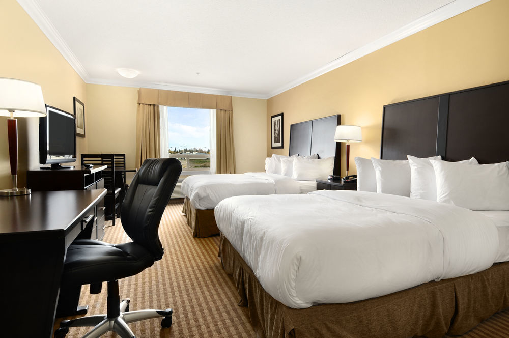 Ramada By Wyndham Cold Lake Екстер'єр фото