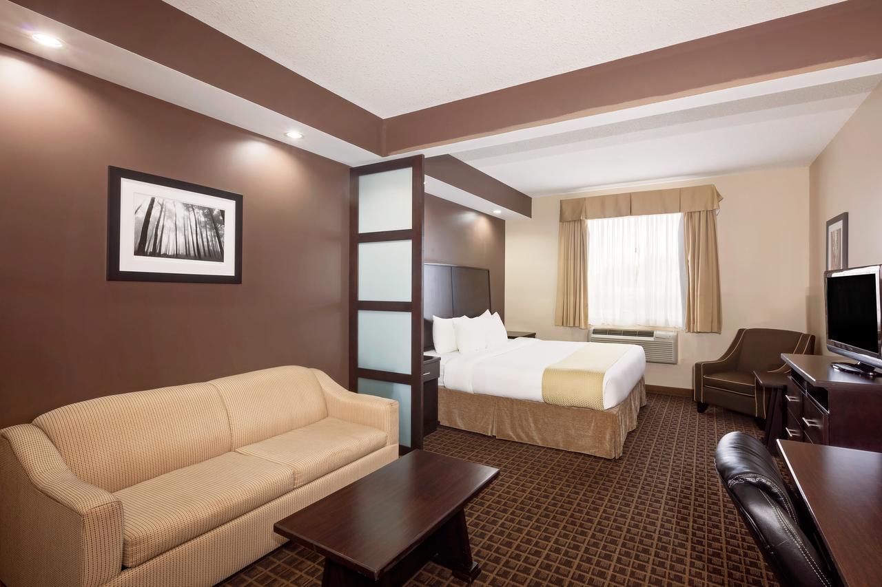 Ramada By Wyndham Cold Lake Екстер'єр фото