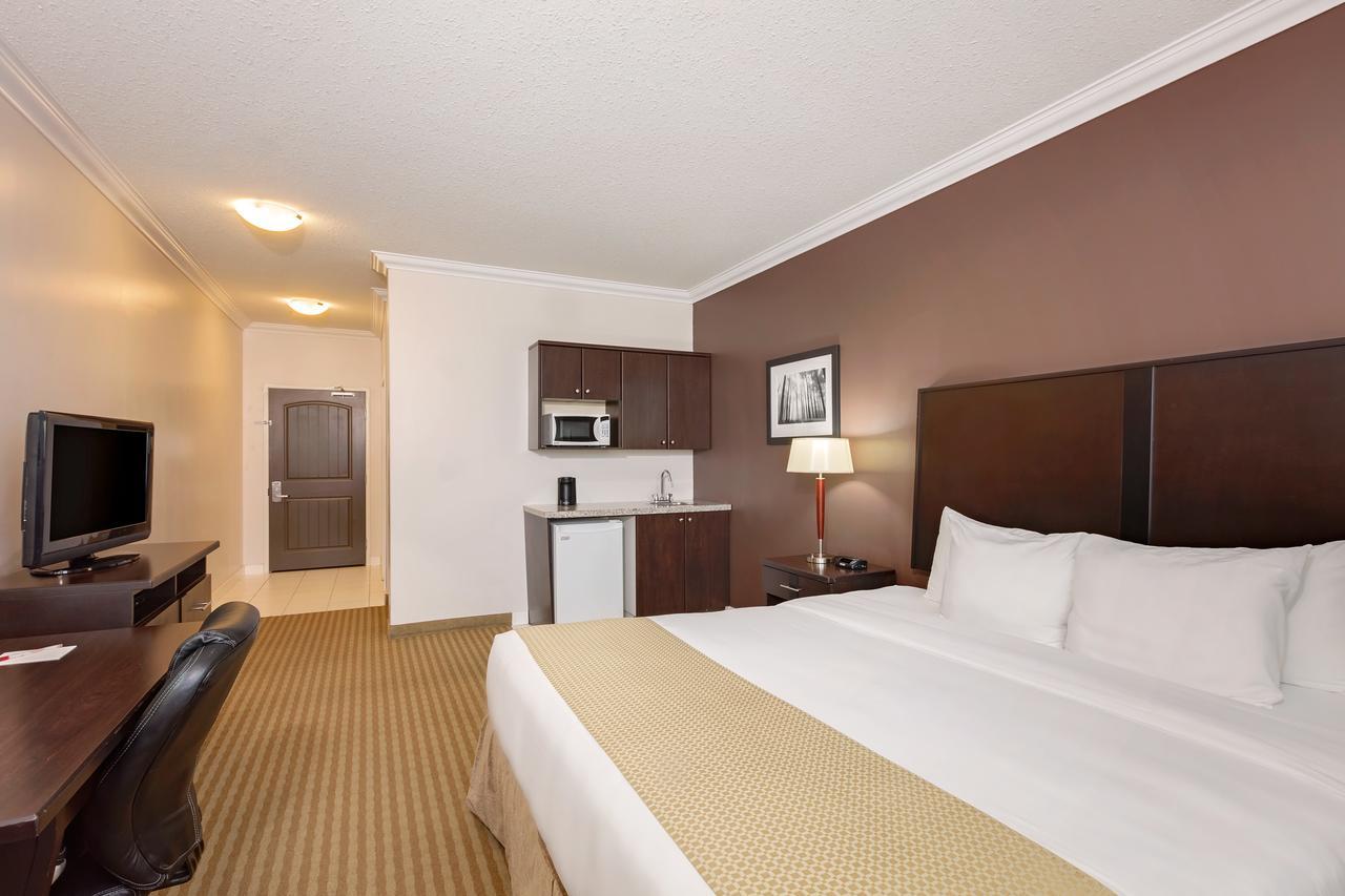 Ramada By Wyndham Cold Lake Екстер'єр фото