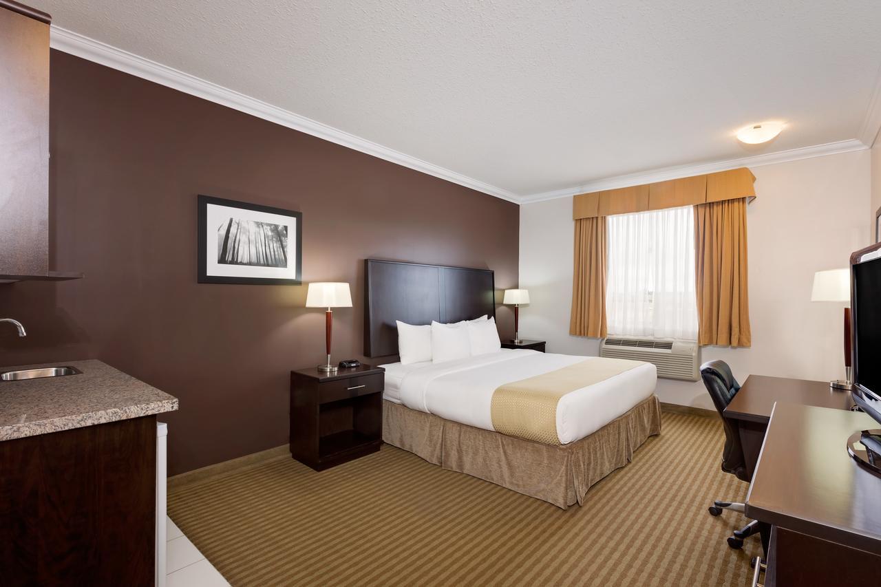 Ramada By Wyndham Cold Lake Екстер'єр фото