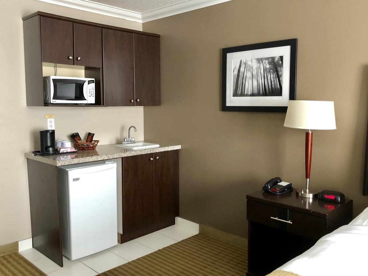 Ramada By Wyndham Cold Lake Екстер'єр фото