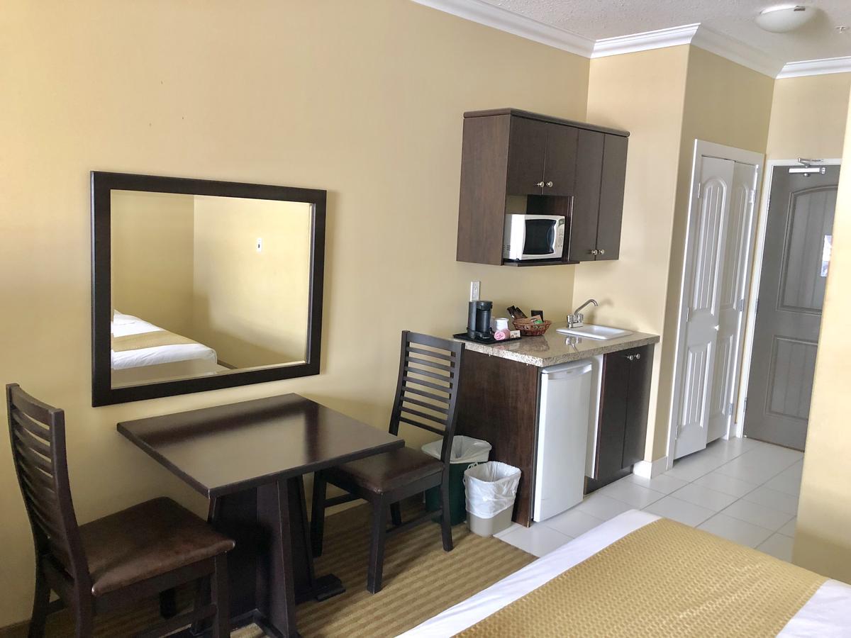 Ramada By Wyndham Cold Lake Екстер'єр фото