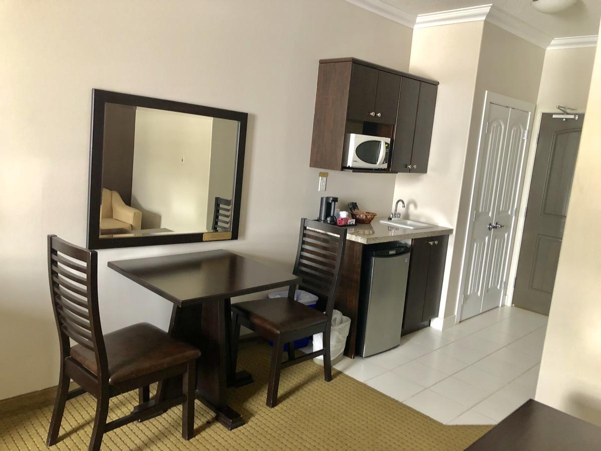 Ramada By Wyndham Cold Lake Екстер'єр фото