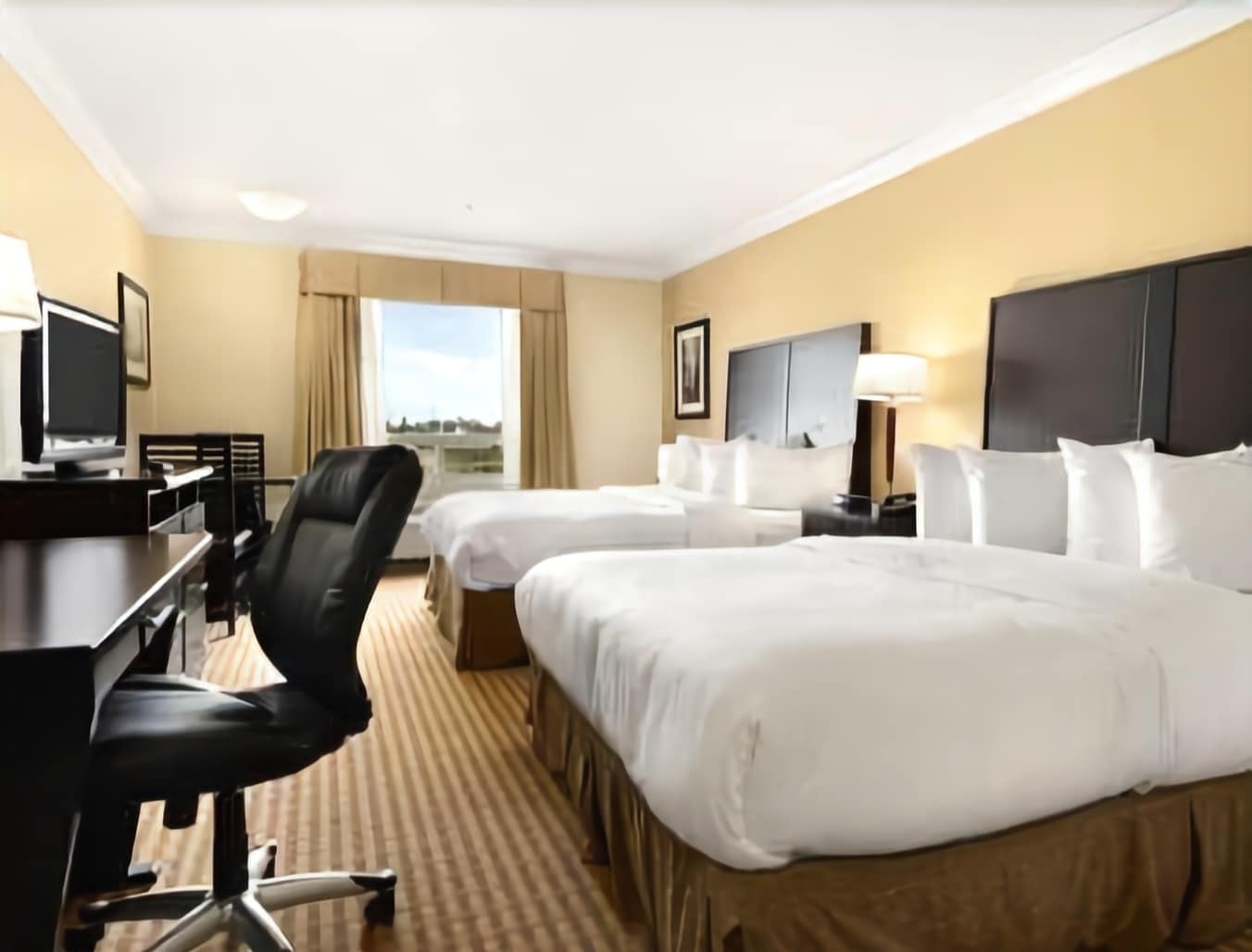 Ramada By Wyndham Cold Lake Екстер'єр фото