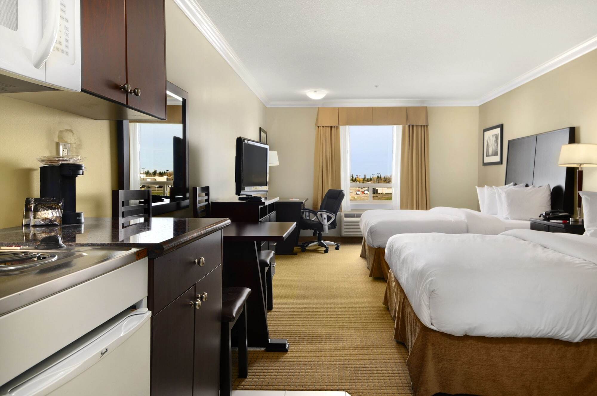 Ramada By Wyndham Cold Lake Екстер'єр фото