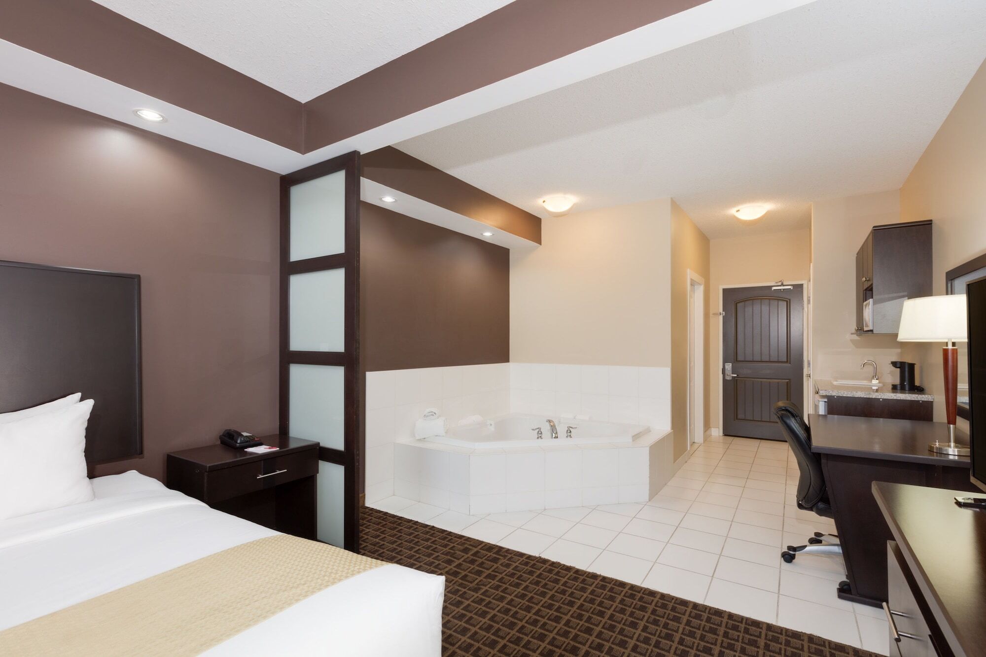 Ramada By Wyndham Cold Lake Екстер'єр фото