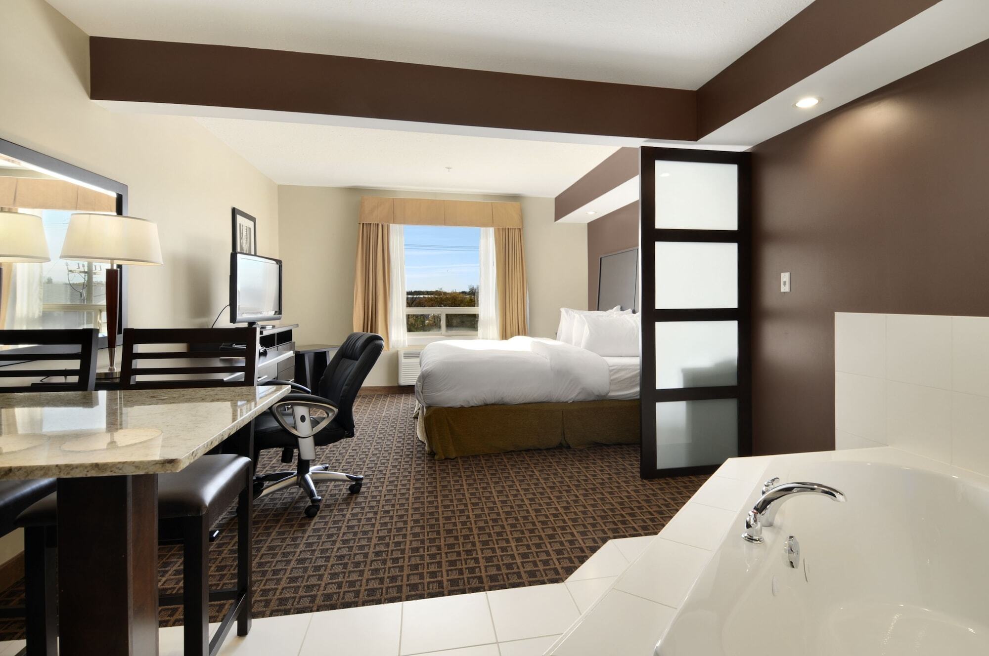 Ramada By Wyndham Cold Lake Екстер'єр фото