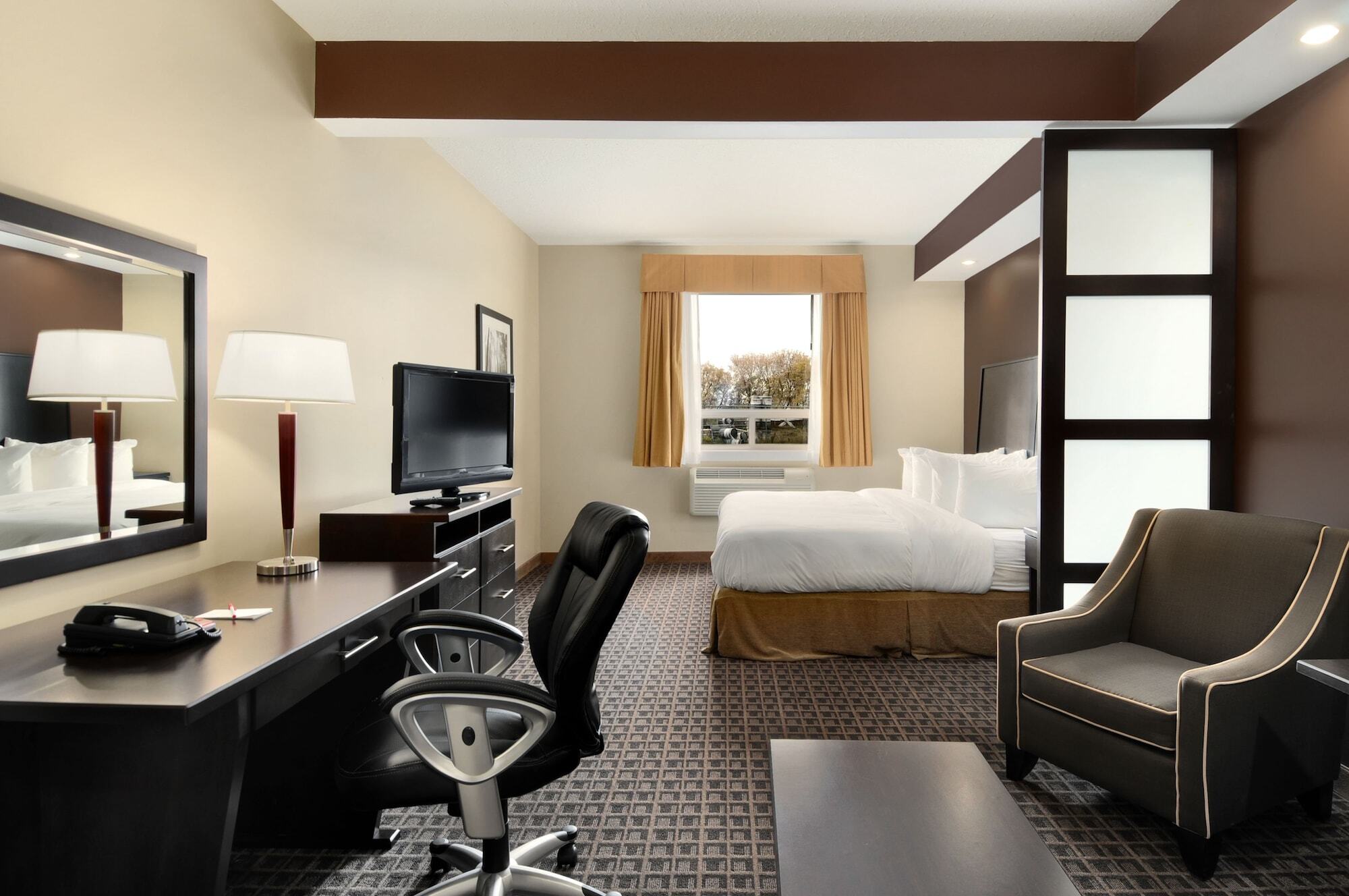 Ramada By Wyndham Cold Lake Екстер'єр фото