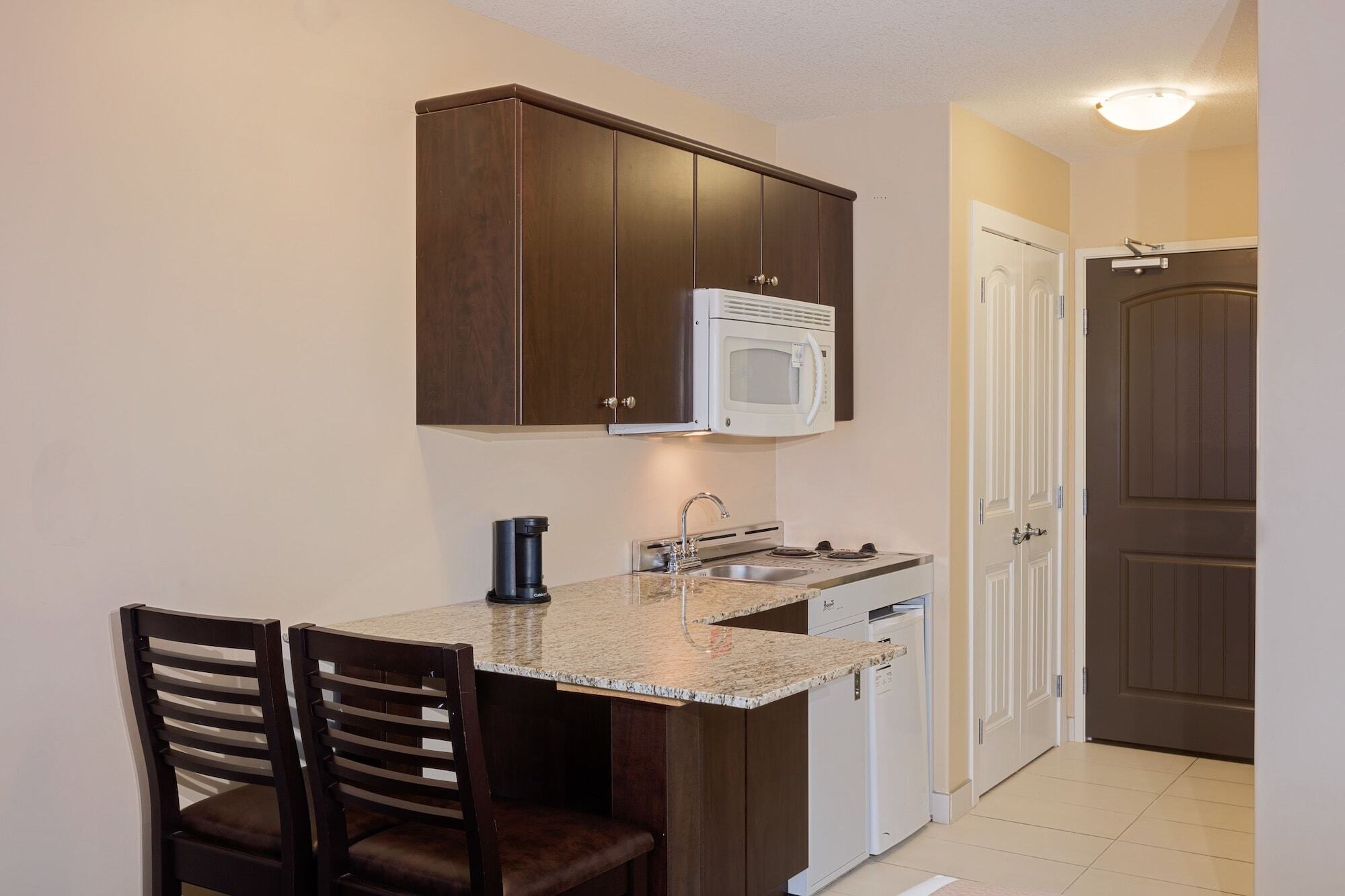 Ramada By Wyndham Cold Lake Екстер'єр фото