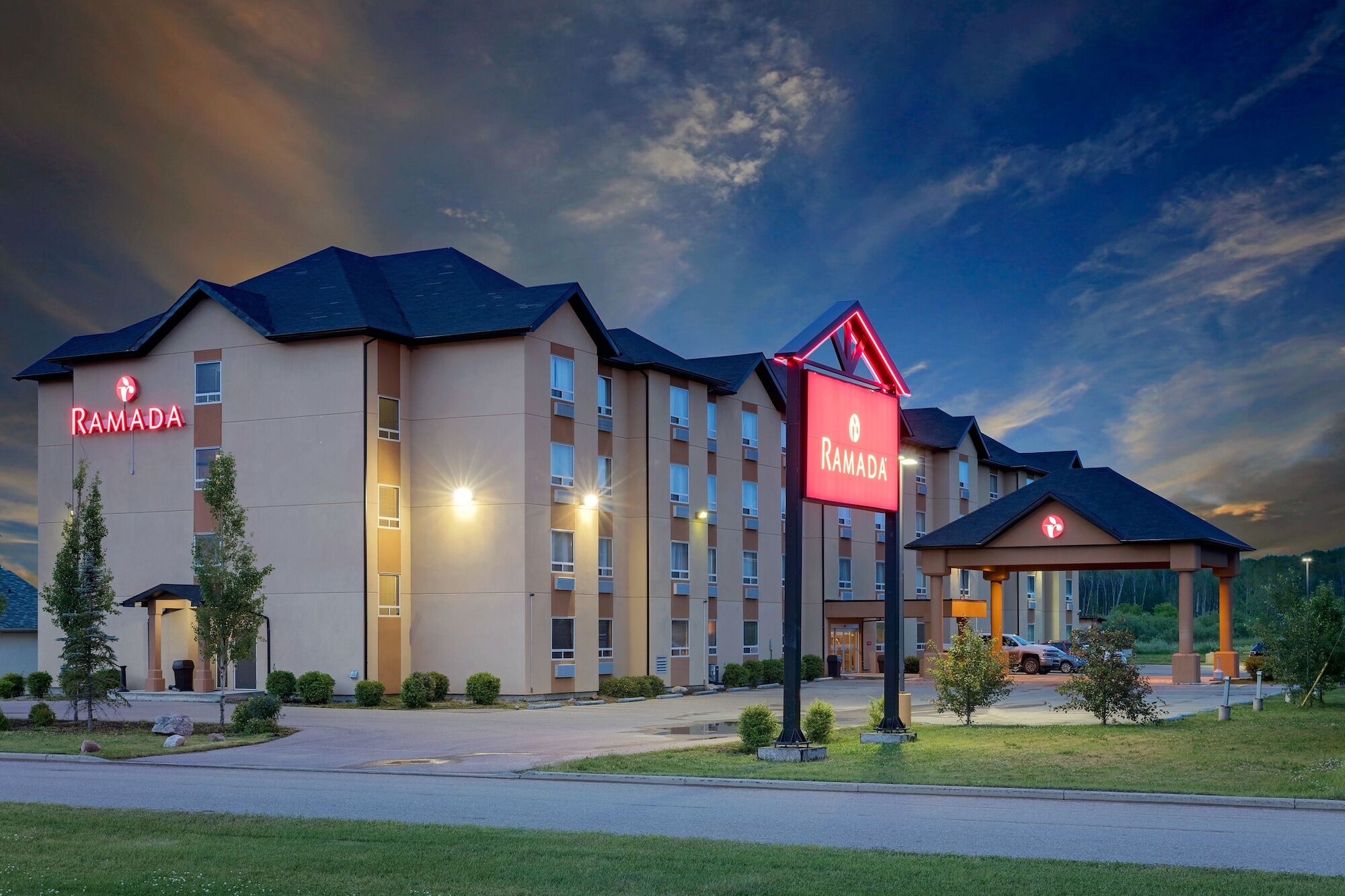 Ramada By Wyndham Cold Lake Екстер'єр фото