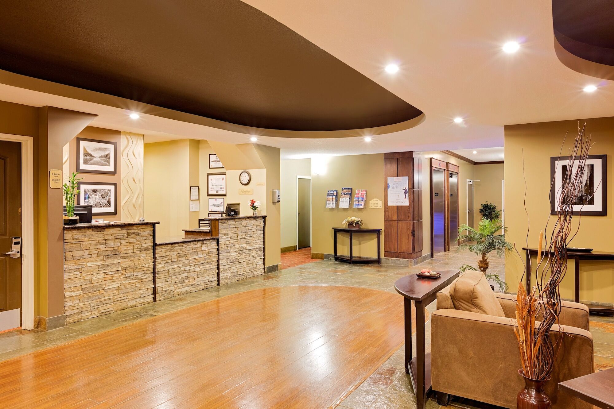Ramada By Wyndham Cold Lake Екстер'єр фото